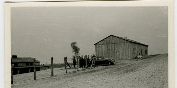 Niemiecka fotografia przedstawiająca obóz pracy w Buchniku lub Piekiełku. Zdjęcie wykonano prawdopodobnie w 1941 roku, kiedy Niemcy przeprowadzali wizytację obozów pracy. Źródło: Archiwum Pań
