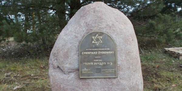 Kamień z informacją o cmentarzu żydowskim w Orli