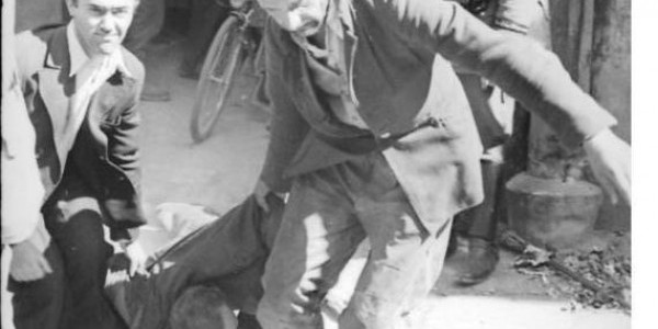 "Cywile maltretują Żyda obok niemieckiego wartownika". Niemiecka fotografia z lata 1941 r. Bundesarchiv, Bild 101I-186-0160-13 / Franke / CC-BY-SA 3.0