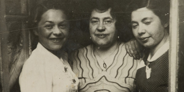 Fotografia Pauliny Włodawer (pierwsza od lewej), Miriam Justman (pośrodku), Reginy Justman (po prawej), lata 30. XX w., fot. Muzeum Historii Żydów Polskich