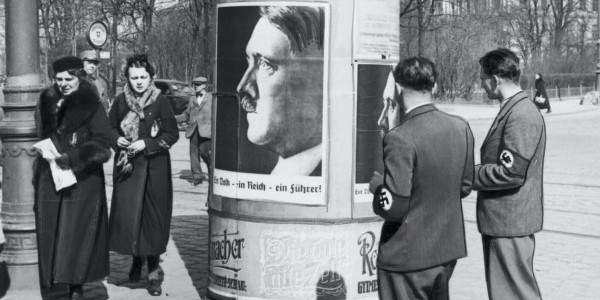 Propaganda narodowosocjalistyczna w Austrii po Anschlussie. Plakaty z podobizną Hitlera i z hasłem: „Ein Volk, ein Reich, ein Führer” (jeden naród, jedna Rzesza, jeden wódz). Wiedeń, marzec 1