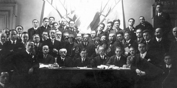 Ze’ev Jabotinsky (second row in the very center, wearing glasses) at a Revisionist Zionist conference likely in Paris in the second half of the 1920s. Wikipedia.