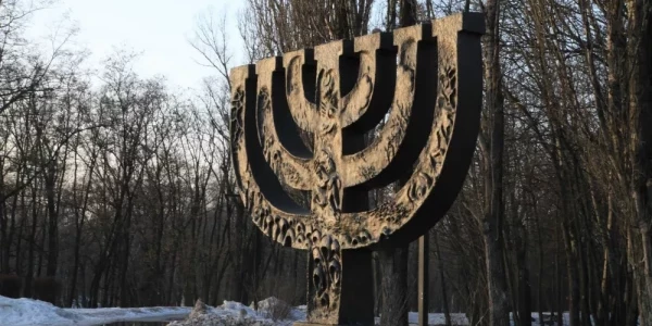 Pomnik "Menora" — pierwszy monument wspominający żydowskie ofiary zbrodni w Babim Jarze, ustawiony w 1991 r. Сарапулов, Wikipedia, licencja CC BY-SA 4.0.