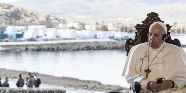 Papież Franciszek podczas wizyty 5 grudnia 2021 r. w Ośrodku Przyjęcia i Identyfikacji na wyspie Lesbos. Fot. presidency.gr