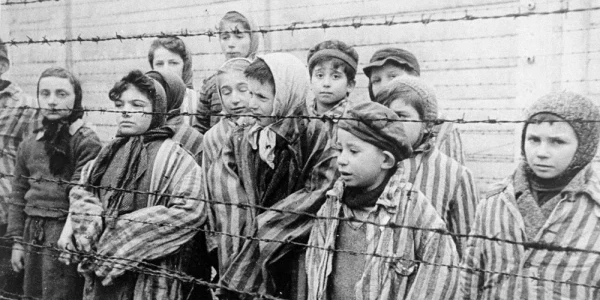 Dzieci żydowskie w wyzwolonym obozie Auschwitz. Kadr z radzieckiego filmu Aleksandra Woroncowa, kręconego od 28 stycznia 1945 r. United States Holocaust Memorial Museum