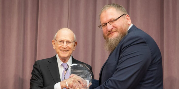 Przewodniczący United States Holocaust Memorial Museum Amb. Stuart Eizenstat (z lewej) wręcza National Leadership Award dyrektorowi Muzeum Auschwitz-Birkenau Piotrowi Cywińskiemu podczas uroc