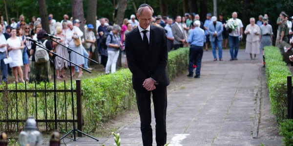 Ambasador Niemiec Thomas Bagger podczas marszu pamięci i modlitwy w Otwocku 19 sierpnia 2022 r. Fot. Więź