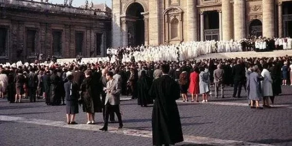 Grand procession of the Council Fathers at St. Peter's Basilica, 11 October 1962. (Photo Peter Geymayer/ Wikimedia Commons)