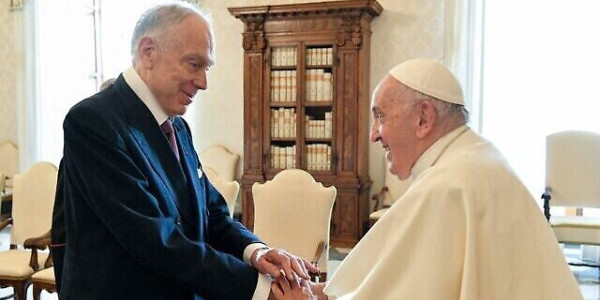 Le pape François lors d'une audience avec Ronald Lauder, président du Congrès juif mondial, au Vatican, le 19 octobre 2023. (Crédit : Handout/Vatican Media/AFP)