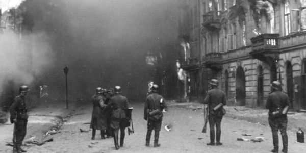 Powstanie w getcie warszawskim, między 19 kwietnia a 16 maja 1943 r., fotografia z tzw. Raportu Stroopa