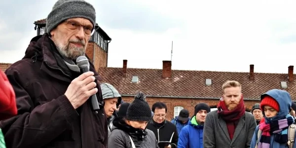 Ksiądz Manfred Deselaers podczas modlitwy na terenie byłego obozu zagłady Birkenau