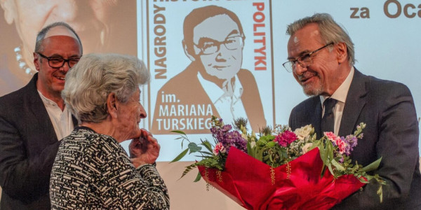 Krystyna Budnicka, Rafał Kotomski (z lewej) i Jerzy Baczyński na gali Nagród Historycznych „Polityki”. Warszawa, 6 maja 2025. Fot. Marcin Kiedio