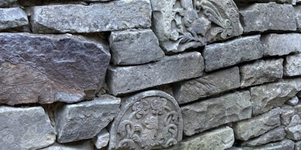 Macewy użyte do budowy ściany stodoły w Przysusze. Fot. Jewish Przysucha