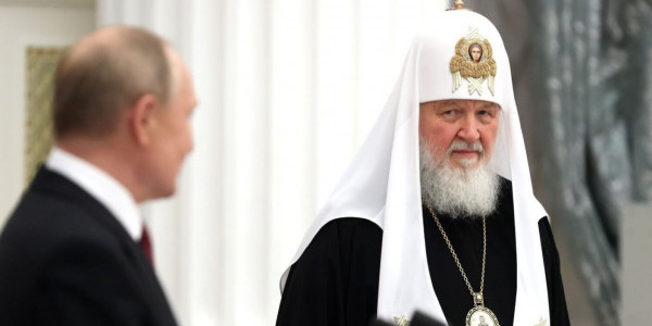 Patriarcha Cyryl odznaczony przez Władimira Putina (z lewej) Orderem Świętego Apostoła Andrzeja. Moskwa, 20 listopada 2021. Fot. Kremlin.ru