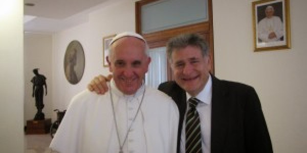 Rabin Abraham Skorka z papierzem Franciszkiem