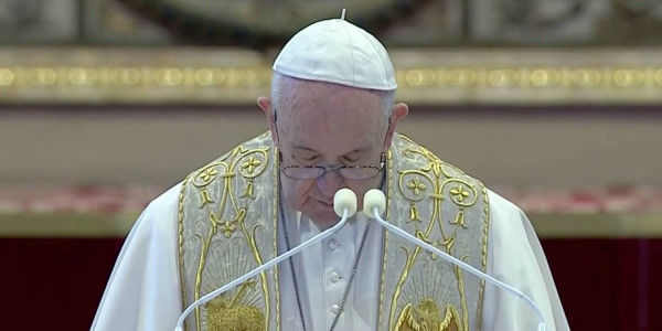 Franciszek podczas wielkanocnego błogosławieństwa Urbi et Orbi 12 kwietnia 2020 r.
