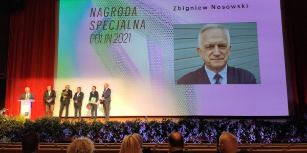 <p><i>Zbigniew Nosowski odbiera Nagrodę Specjalną Polin 2021. Fot. Więź</i></p>