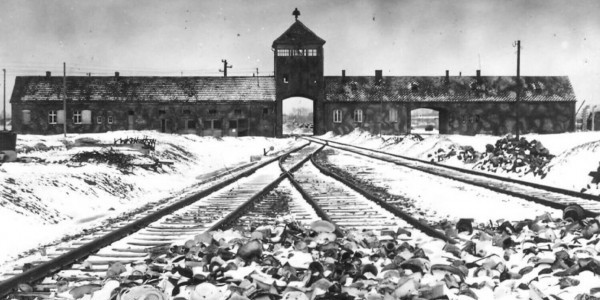 Brama obozu koncentracyjnego Auschwitz-Birkenau, zima, lata 40. Fot. Muzeum Auschwitz-Birkenau