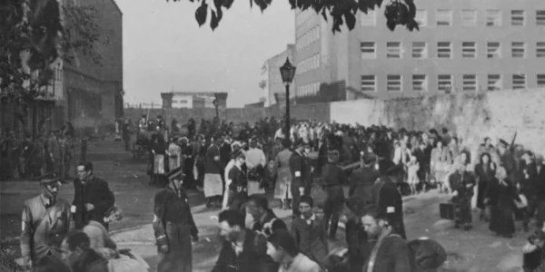 Umschlagplatz, 1942 r. Żydzi gromadzeni na deportację z getta warszawskiego  /  IPN
