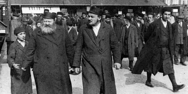 Czerwiec 1931 r. Dworzec Główny w Warszawie. Żydzi żegnający rabina Abrahama Mordechaja Altera, współtwórcę ultraortodoksyjnej organizacji żydowskiej Agudat Israel. Foto: NAC