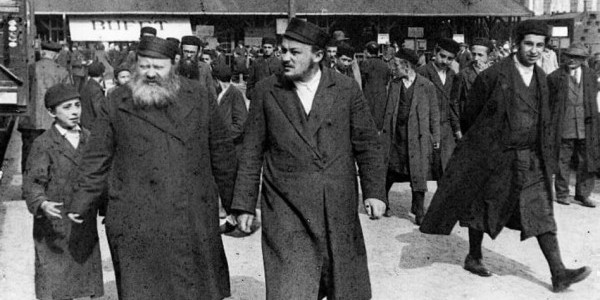 Czerwiec 1931 r. Dworzec Główny w Warszawie. Żydzi żegnający rabina Abrahama Mordechaja Altera, współtwórcę ultraortodoksyjnej organizacji żydowskiej Agudat Israel.